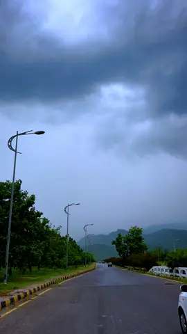 Dark skies and thunderstorms⛈️⚡️ #islamabad #islamabadian #greenpakistan⚘🇵🇰⚘ #naturalbeauty #foryoupage 