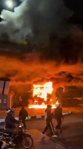 Cepat sembuh Indonesiaku, minggu lalu semua Baik baik saja tiba tiba Chaos secepat ini🥀🏳 Hampir 85% event di Indonesia dibatalkan karna keadaan yang semakin mengkhawatirkan. Mari berdoa yang baik untuk negara ini  🇮🇩 sound :@ ffeastt :O, tuan #demo #Indonesia #feast #otuan #keadilan