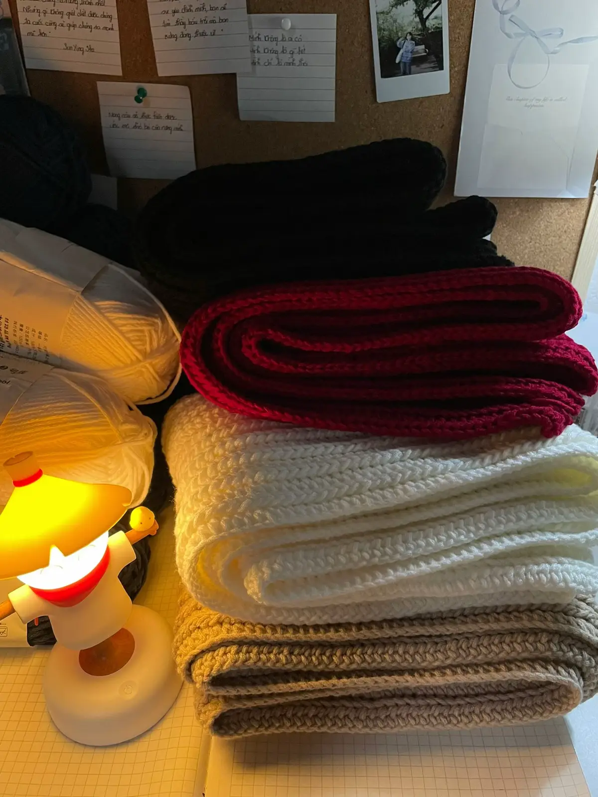 tặng cậu chiếc khăn này, nhớ giữ ấm nhé 🧣 #crochet #moclen #handmade #foryou #quatang #lalen #khanlenmuadong #khanlen 