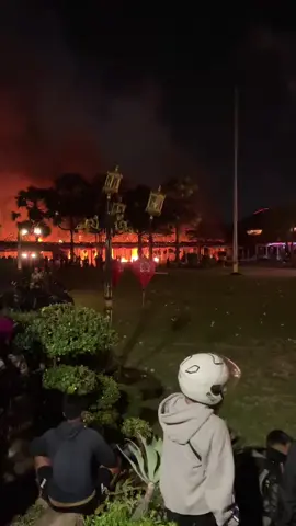 Marah Gak bisa Liv, Pemuda ini nekat bongkar pagar besi, biar bisa pompa 🤣#wakirakyat #demo #dpr #fyp 