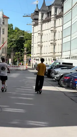 Shawn Mendes greeting fans - and riding E-Scooter with friends in Munich before his Superbloom Festival Gig #shawnmendes #superbloom 