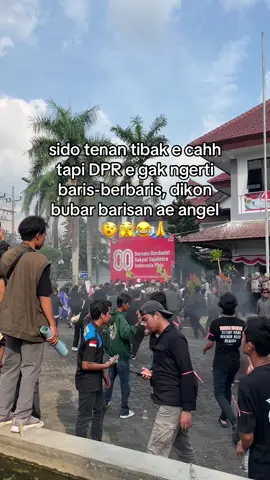jalok tulung pak tentara ajarono baris berbaris sek😂🤭#demodprdbws #bondowosonyeni #ripkeadilan🇮🇩 #bubarkandprindonesia #demodprbondowoso 
