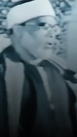 personne ne peut l'égaler en termes de maîtrise de la récitation et de strict respect des règles, et pour cette raison, il est appelé l'enseignant