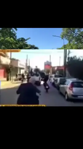 Entre gritos y piedrazos, Espert (el que es muy macho y bravucón cuando tiene a la policía protegiéndolo) corrió sin casco y se trepó a la moto de un desconocido. El motoquero aceleró y lo sacó del lugar mientras la gente seguía insultándolo detrás.