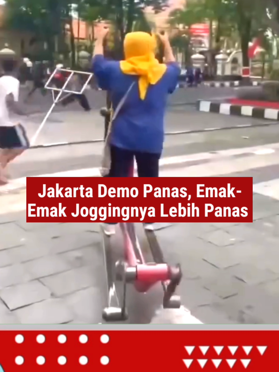 Jakarta lagi panas, demo ribuan orang..... eh tiba-tiba muncul emak-emak legend! Bukannya takut, bukannya kabur... dia malah jogging santai, lanjut senam Zumba sendiri! 🤣 Petugas keringetan ngadepin massa, emak ini keringetan bakar kalori. Massa teriak-teriak... emak teriak ‘ayo kanan kiri, tarik nafas buang nafas!’ 😂 Warganet langsung sepakat  Ini bukan emak biasa... ini Emak Avenger 💪.Simbol ketenangan sekaligus reminder: ‘Demo boleh, kesehatan tetep nomor satu, beb!’