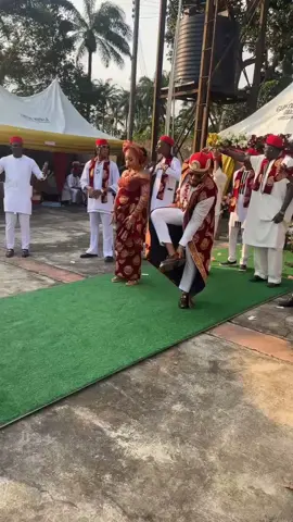 Mehnnnnnn....They cooked, served, and ateeeee guysssss 😭🔥🔥 my sister gave it to them hotttt🔥❤️@Chekwasmichaels @jasmine✨ congratulations my people 🤭❤️#traditionalwedding #goviral 