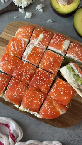 Co powiesz na sushi w nieco innej wersji? 🍣 Obserwuj 👉 @doomifit po więcej inspiracji Składniki 🔹1 opakowanie łososia wędzonego 🔹serek śmietankowy  🔹1 ogórek 🔹1 listek nori 🔹1 awokado 🔹1 łyżeczka wasabi 🔹100 g ryżu do sushi Dodatki: 🔹sezam 🔹sos sojowy  Sposób przygotowania 1. Ryż ugotuj wg instrukcji na opakowaniu.  2. Blaszkę wyłóż folią spożywczą, a następnie ułóż warstwami wszystkie składniki. 3. Odwróć na drugą stronę (jak na nagraniu), posyp sezamem i pokrój na mniejsze kawałki. #sushi #domowesushi #lunch #przepis #jemzdrowo     sushi • domowe sushi • pomysł na obiad • lunch • przepisy • szybkie przepisy