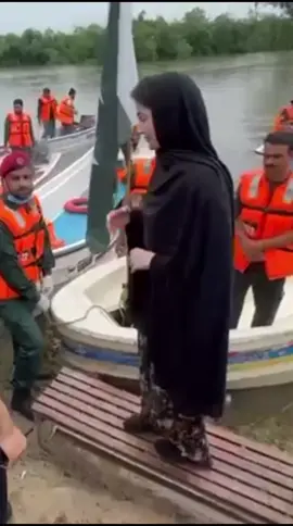 وزیراعلی مریم نواز شریف نے سیلاب زدہ علاقے گٹی کلنجر سے  کشتی پرآنے والے متاثرہ خاندانوں کا خیر مقدم کیا #MaryamNawazSharif  #ChiefMinisterPunjab  #foryou #fypviral 