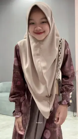 Gapapa kan klo masih remaja tapi sukanya pakai Abaya Opss Stay tune besok yaaa  Maaf ke pencet posting  #abaya #sarimbit2026 #sarimbitkeluarga #emkahijab #sarimbitviral 