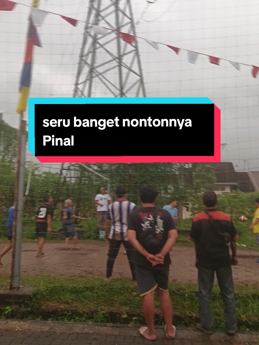 keseruan nonton Pinal voli di akhir Agustus seru becek becekan gaes #volleyball #agustusan 