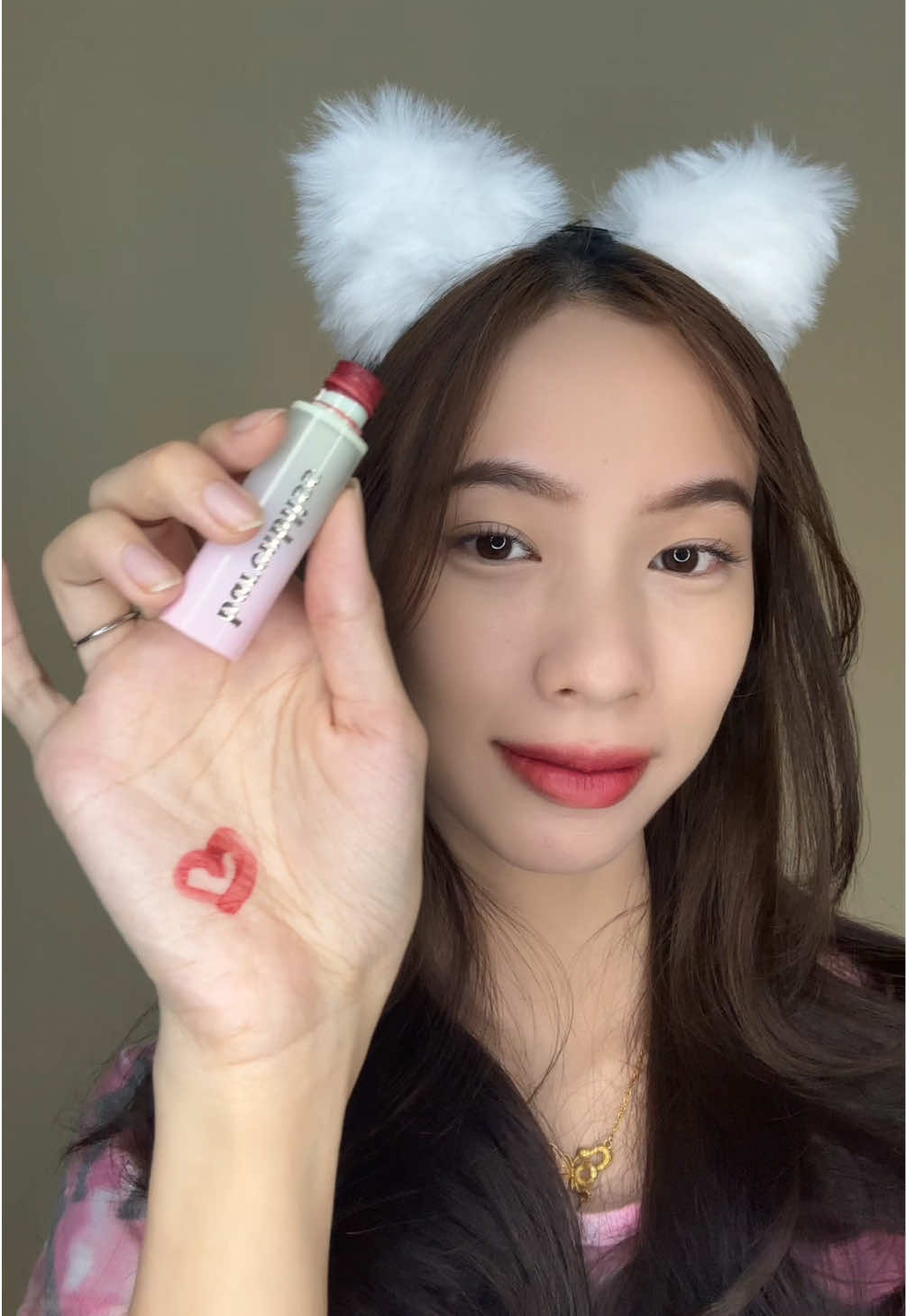 Mousse tint barenbliss yang hasilnya satin. Cocok buat kalian yang suka pake yg matte matte tapi pengen yg ringan😍 Stained nya gaush diragukan lagi😍  #moussetint #bnb #cutest #masukberanda #satin 