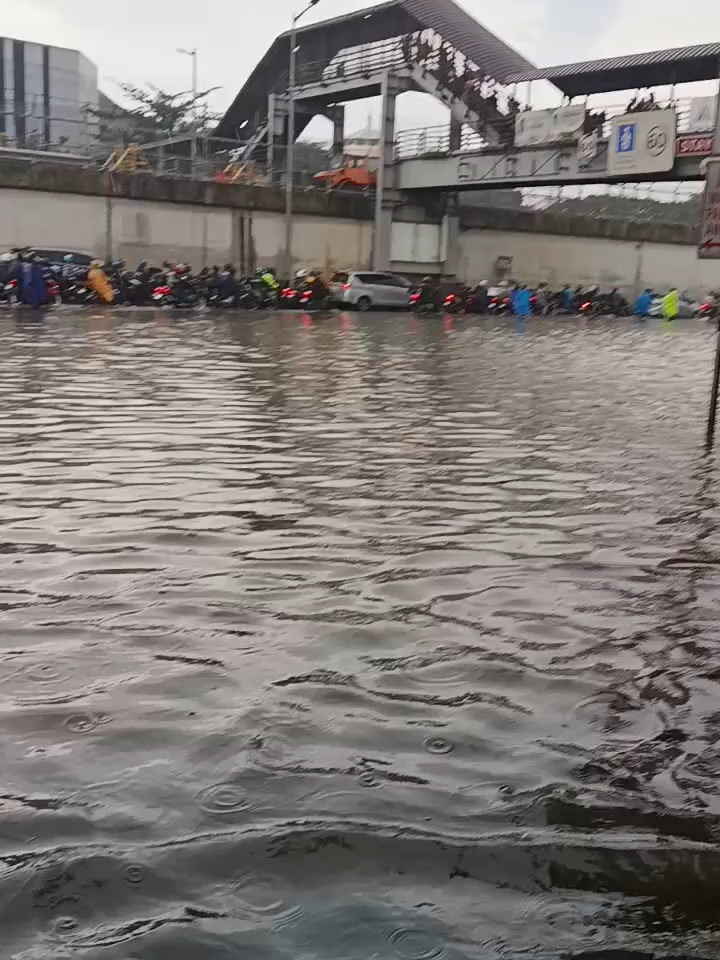 “MAY SWIMMING POOL NA SA KALSADA” ICYMI: Ito ang naging sitwasyon sa Commonwealth Ave. nitong August 30, matapos ang malakas na pag-ulan. Kuwento ng uploader, pauwi siya galing sa trabaho at napansing wala nang galawan ang mga sasakyan dahil sa mabilis na pagbaha. Kaya ang ilang commuters, napilitan nang lumusong sa baha para makauwi.  🎥: Daren Itura/ TikTok