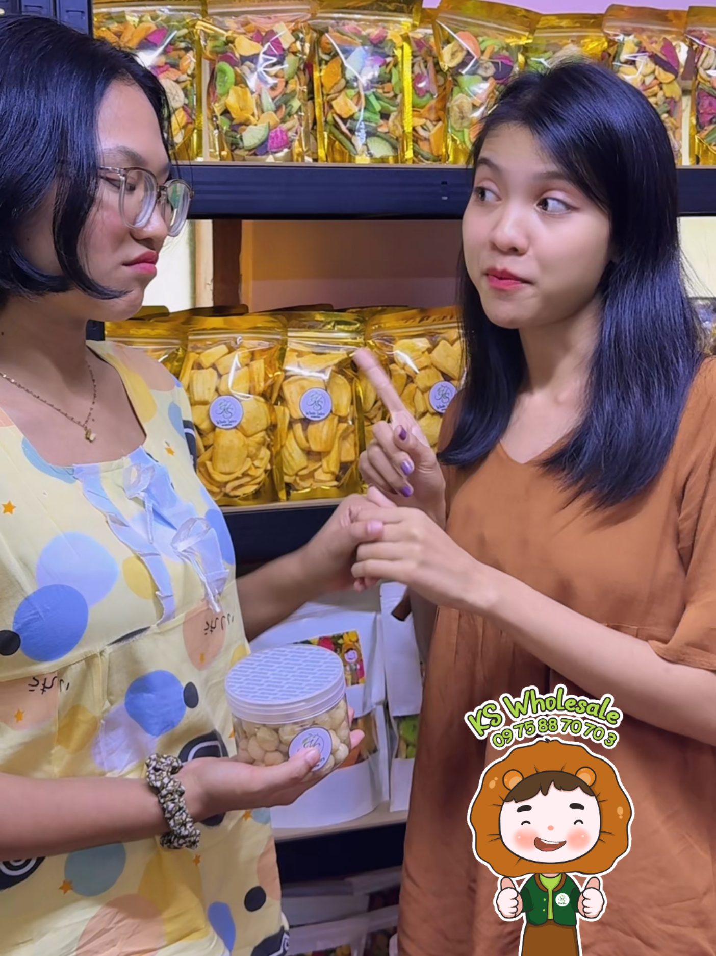 မင်မင့်လက်ထဲ ဘာကိုင်ထားလဲ မှန်အောင်ဖြေခဲ့နော်😁 #KSWholesale #09758870703 #09950940060 #tiktok #fyp 