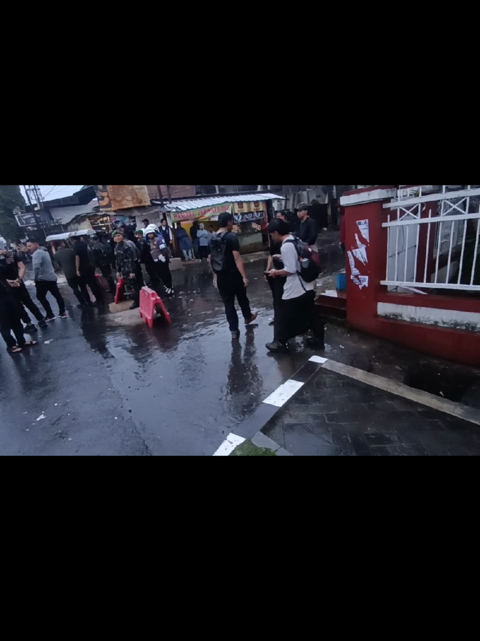 Mahasiswa bersihkan sampah yang berserakan bekas demo orasi inilah mahasiswa cinta kuningan#fyp #dianrahamatyanuar #kangdedimulyadi #kuninganjawabarat #dprkuningan 