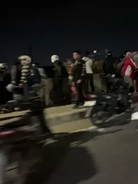 Suasana menuju malam di jembatan Sumarecon Bekasi, hati2 buat kalian semuaa yg ada di lokasi yaa , jaga diri kalian 🫶 #kondisibekasiterkini #bekasiviral #polresbekasi #sumareconbekasi #bekasi 