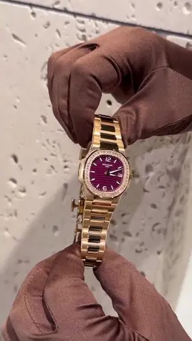 ✨ Patek Philippe Nautilus 7118/1300R – Biểu tượng của sự Sang trọng và Quyến rũ Patek Philippe Nautilus 7118/1300R không chỉ là một chiếc đồng hồ, mà là tuyên ngôn của phong cách thượng lưu và nét quyến rũ đầy tinh tế. Được chế tác hoàn toàn thủ công tại Thụy Sĩ, chiếc đồng hồ này thể hiện đỉnh cao của kỹ thuật chế tác và thẩm mỹ đương đại từ thương hiệu danh giá Patek Philippe. 📌 Thiết kế hoàn mỹ Nautilus 7118/1300R nổi bật với lớp vỏ bằng vàng hồng 18K quý giá, tạo nên vẻ sang trọng, lịch lãm nhưng không kém phần thời trang. Với đường kính 35.2 mm, kích thước hoàn hảo giúp mẫu đồng hồ dễ dàng phù hợp với mọi cổ tay, đặc biệt dành cho quý cô yêu thích sự thanh lịch và nhẹ nhàng. ⚙️ Cỗ máy chính xác tuyệt đối Bên trong trái tim đồng hồ là bộ chuyển động tự động cao cấp Caliber 324 S C, một trong những cỗ máy danh tiếng và bền bỉ nhất từ Patek Philippe. Với mức dự trữ năng lượng lên đến 45 giờ, chiếc đồng hồ luôn sẵn sàng đồng hành cùng chủ nhân trong từng khoảnh khắc đặc biệt của cuộc sống. ⌚️ Chức năng tiện dụng Chiếc Nautilus 7118/1300R được trang bị những tính năng cần thiết và hữu dụng trong cuộc sống hàng ngày: 	•	Hiển thị ngày 	•	Giờ, phút và giây rõ ràng và tinh tế. Đặc biệt, với khả năng chống nước lên đến 60 mét, bạn hoàn toàn tự tin khi sử dụng đồng hồ trong những sinh hoạt hằng ngày