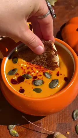 First autumn recipe of the season! 🍂 Creamy roasted pumpkin and tomato soup 🍜 Full Recipe via  𝐋𝐢𝐧𝐤 𝐢𝐧 𝐦𝐲 𝐁𝐢𝐨 or 𝐄𝐒𝐒𝐄𝐍𝐏𝐀𝐑𝐀𝐃𝐈𝐄𝐒.𝐂𝐎𝐌 #pumpkinsoup #pumpkinrecipes 