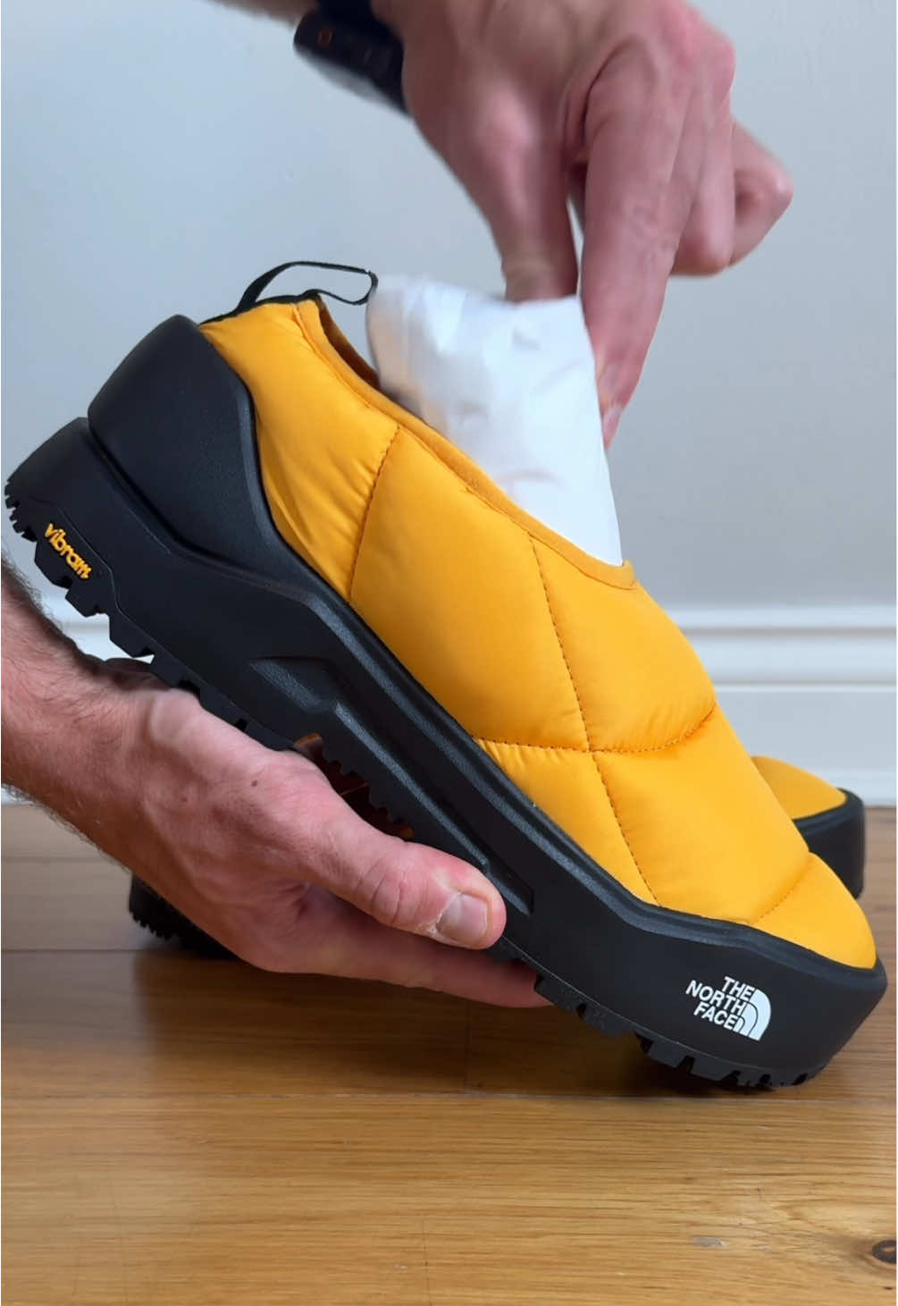 The North Face Base Camp ThermoBall Mules🔥🔥 •🔥 ThermoBall insulation – keeps your feet warm even when wet •🛶 Water-resistant upper – ready for damp campsites & muddy trails •🧊 Super lightweight & packable – perfect for base camp or travel •👣 Slip-on comfort – easy on, easy off after long runs or hikes •🧗 Vibram XS Trek outsole – reliable grip on slippery ground LINK in Bio to SHOP 🔗 *affiliate*  @thenorthface_europe @thenorthface  #thenorthface #asmr #shoereview #asmrunboxing 