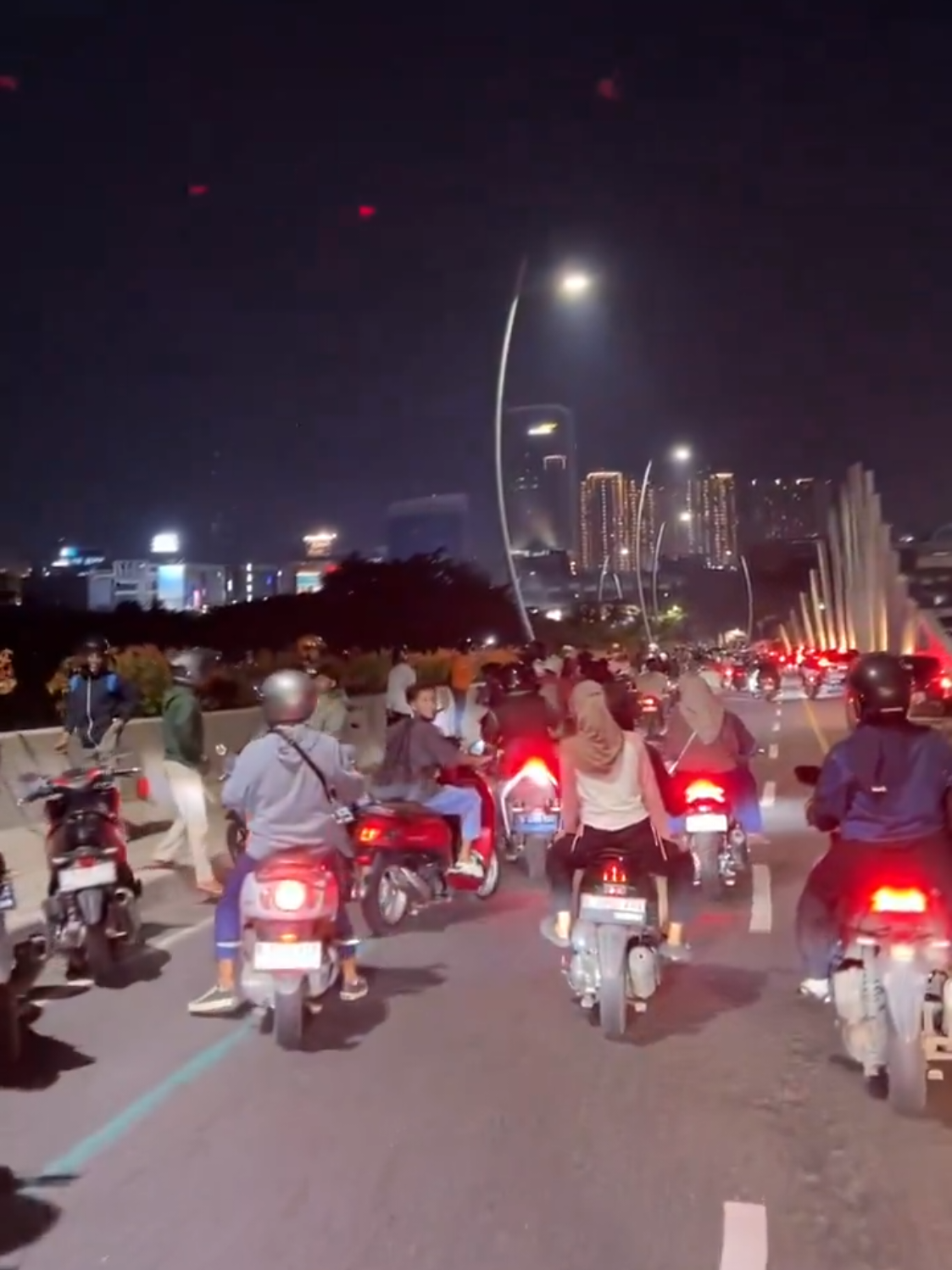 Situasi Terkini di summarecon bekasi. rame & jalan bawah flyover ditutup. Mohon untuk tetap hati2, semakin malem semakin chaos. 🎥 Keylie #novir007 