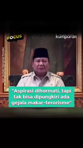 Prabowo mengimbau agar penyampaian aspirasi dilakukan secara damai tanpa disertai perusakan fasilitas umum hingga penjarahan. Hal ini disampaikan Prabowo dalam konferensi pers di Istana Merdeka setelah melakukan rapat tertutup bersama seluruh petinggi partai politik di Indonesia. Prabowo mengatakan, ia berkomitmen menghormati kebebasan berpendapat seperti yang diatur dalam Pasal 19 United Nations International Covenant on Civil and Political Rights dan UU 9 tahun 1998. Namun jika sudah mengganggu fasilitas publik dan tindakan kriminal, ia meminta aparat untuk tidak ragu lagi bertindak tegas. Demonstrasi merupakan hak warga negara dalam berdemokrasi. Untuk kepentingan bersama, sebaiknya demonstrasi dilakukan secara damai tanpa aksi penjarahan dan perusakan fasilitas publik. #TNI #Polri #demoanarkis #aspirasi #prabowosubianto 