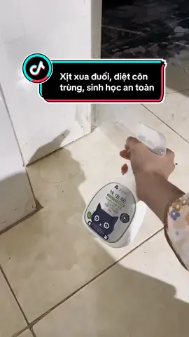 Chai này xịt không có mùi, không gây kích ứng, phù hợp cho nhà có trẻ nhỏ và có nuôi thú cưng #belinhreview #xitduoicontrung #xitduoicontrungsinhhoc #sieuxuaduoicontrung #duoikiensinhhoc  @Bé Linh Review  @Bé Linh Review  @Bé Linh Review 
