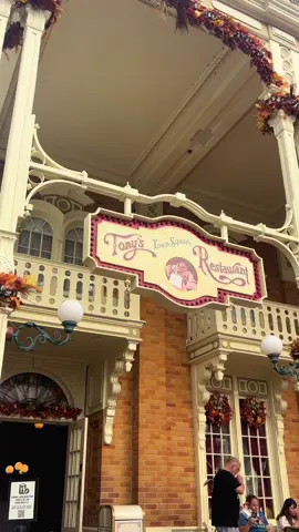 Tony’s Town Square Restaurant 🍝 📍Main Street, Magic Kingdom Who doesn’t love Lady and the Tramp themed Italian food! We got the Fried Mozzarella, ‘Impossible’ Meatballs and Braised Beef! As a vegetarian, being able to get the spaghetti and meatballs was amazing❤️ #tonystownsquare #mainstreet #magickingdom #disneyworld #dining 