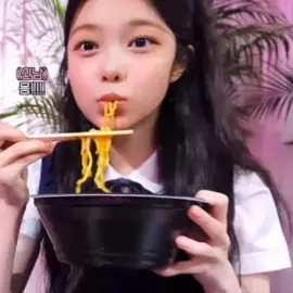 just ian and her meal😆🍜 #Hearts2Hearts #하츠투하츠 #H2H  #lan #이안 