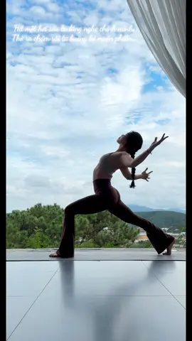 Như mây bình thản, như nước thong dong  Rồi những phiền lòng tự nhiên sẽ hết ...là một chiều yên ả, nơi góc nhỏ có hoa bố trồng 🌱 #nhattienyoga #yogawithnhattien #somewhereindalat #yogaclass #aerialyoga 
