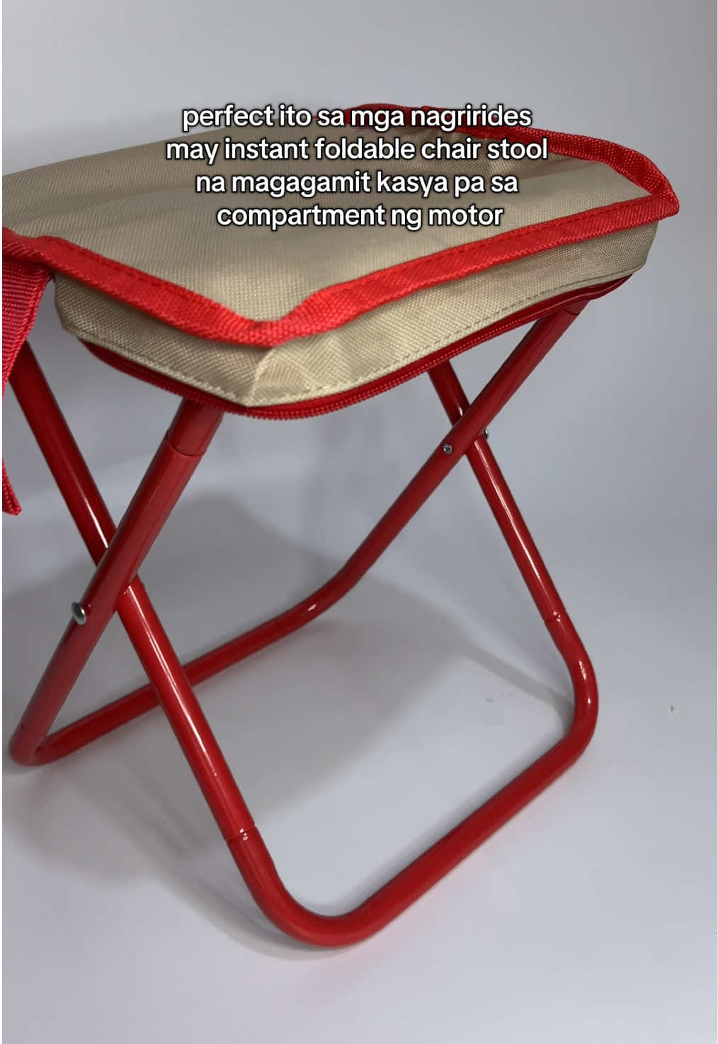 perfect ito sa mga nagrirides  may instant foldable chair stool na magagamit kasya pa sa compartment ng motor #foldablechair #chair  #recommendations #tiktokfinds #foldingchair 