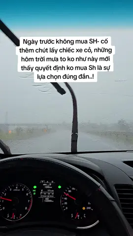 Ngày trước không mua SH- cố thêm chút lấy chiếc xe cỏ, những hôm trời mưa to ko như này mới thấy quyết định ko mua Sh là sự lựa chọn đúng đắn..! #mưa #xhtiktok #xh #caotochanoithainguyen 