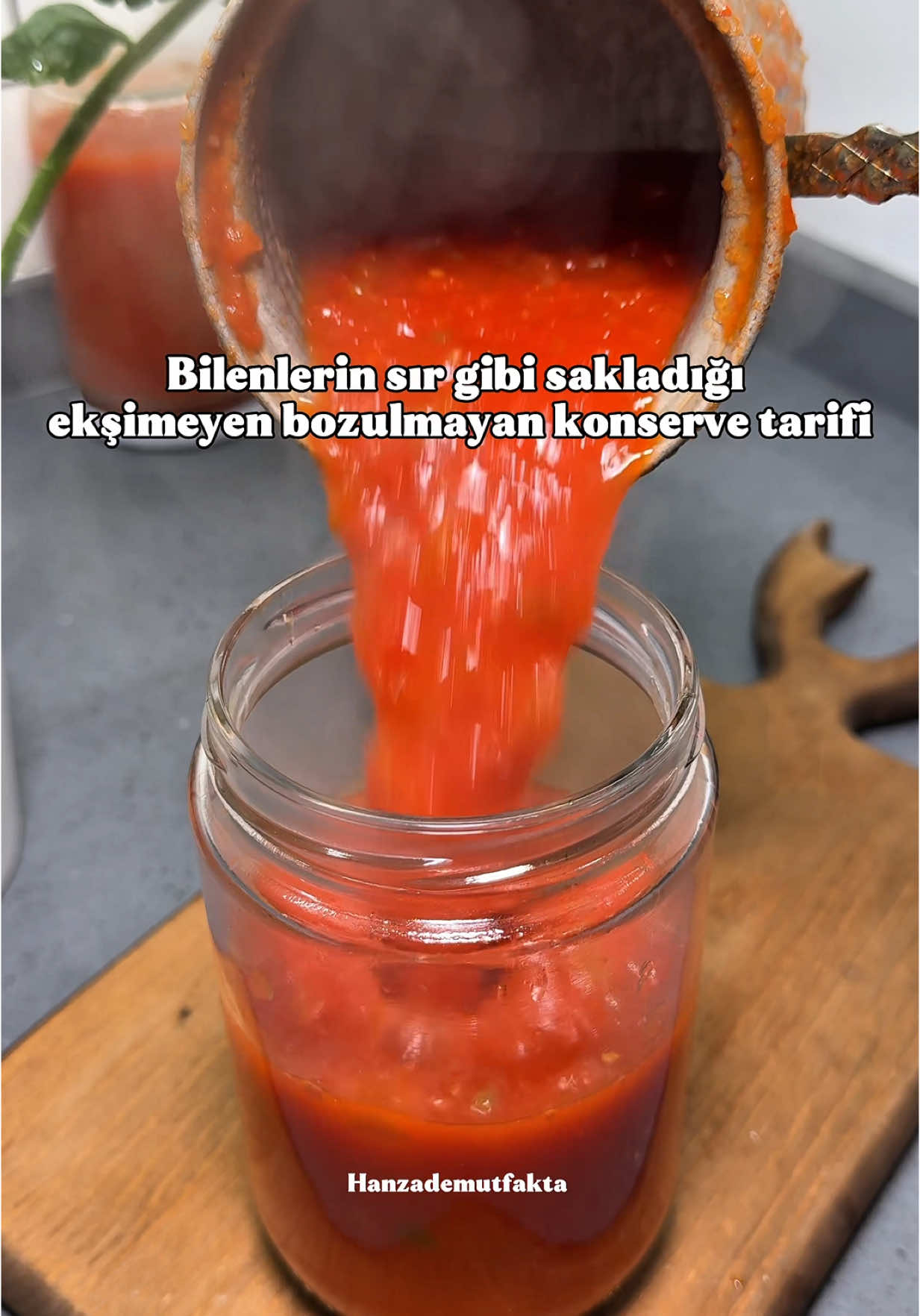 Annemden öğrendiğim beni asla pişman etmeyen domates konservesi tarifimi ilk defa paylaşıyorum🍅 bu konserve tarifi daha önce hiç konserve yapmadıysanız bile sizi asla zorlamayacaktır en fazla birkaç saat yorulup bir yıl tüketeceksiniz☺️ 10 kg domates 1 kg yeşil biber  1 su bardağı sıvı yağ  4 yemek kaşığı tuz (Not:kırmızı kapya biber bulursam mutlaka 1 kg püre haline getirip ekliyorum bu tarifte eklemedim) (Ben 20 kg olarak yaptım 26 buçuk kavanoz çıktı) Bütün domateslerimi tek tek yıkadım kafasını çürük kısımlarını kesip attım her bir domatesi dörde kestim tencerenin kapağı kapalı şekilde 5, 10 dakika kısık ateşte tutuyorum domatesler yumuşamış oluyor blenderdan geçiriyorum yeşil biberlerimi iyice yıkadıktan sonra mutfak robotunda minik olacak şekilde çekiyorum onları da tencereye ilave ediyorum üzerine tuz ve sıvı yağ ilave ediyorum karıştırıyorum 15 20 dakika kadar ara ara karıştırarak orta ateşte kaynatıyorum şişeleri dolduracağım zaman ocağın altını asla kapatmıyorum tencereyi en küçük ocağa alıyorum altını kısıyorum domatesler hafif hafif kaynarken kavanoza doldurup aynı zamanda başka bir tencerede kaynayan kapaklardan bir tane hemen hazır edip kuruluyorum ve konservemi iki geri bir ileri olacak şekilde kapatıyorum ve ters çeviriyorum. Ters çevirdiğimiz yerde konserveler Soğuyana kadar bekliyorlar daha sonra dilediğiniz şekilde serin ve kuru bir yerde yıllarca muhafaza edebilirsiniz  deneyecek olan herkese afiyet şifa olsun beni takip etmeyi unutmayın🥰 @hanzademutfakta  #kışlıkmenemen #domateskonservesi #konservetarifi #kışhazırlığı #kolaykonservetarifi 