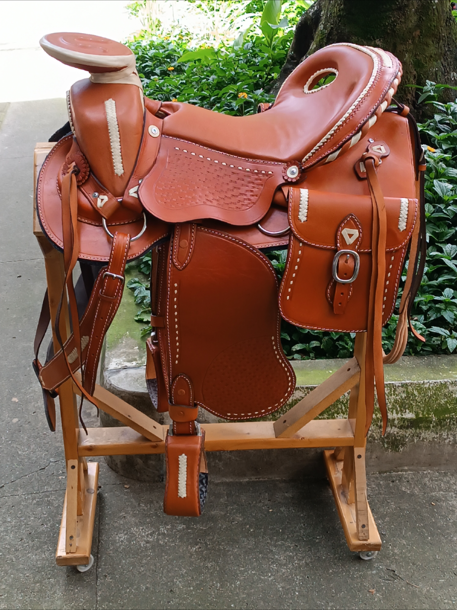 ¿Qué tal este modelo de silla para montar tu caballo?😍🏇. #rockycueros #monturasparacaballos #accesoriosparacaballos #delcaballista 
