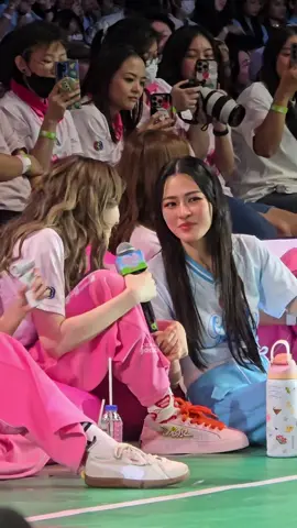 ‘หนูขอเลือก หลิงหลิง ศิริลักษณ์ คอง‘ แค่หนูพูดออกมา พี่เขาก็พร้อมวิ่งมาหาหนูละ 🤭🫣🫠 @Lingling Kwong @ออมออมเอง:^D  #linglingkwong #หลิงหลิงคอง #ormkornnaphat #ออมกรณ์นภัส #CH3GirlsCup2025 