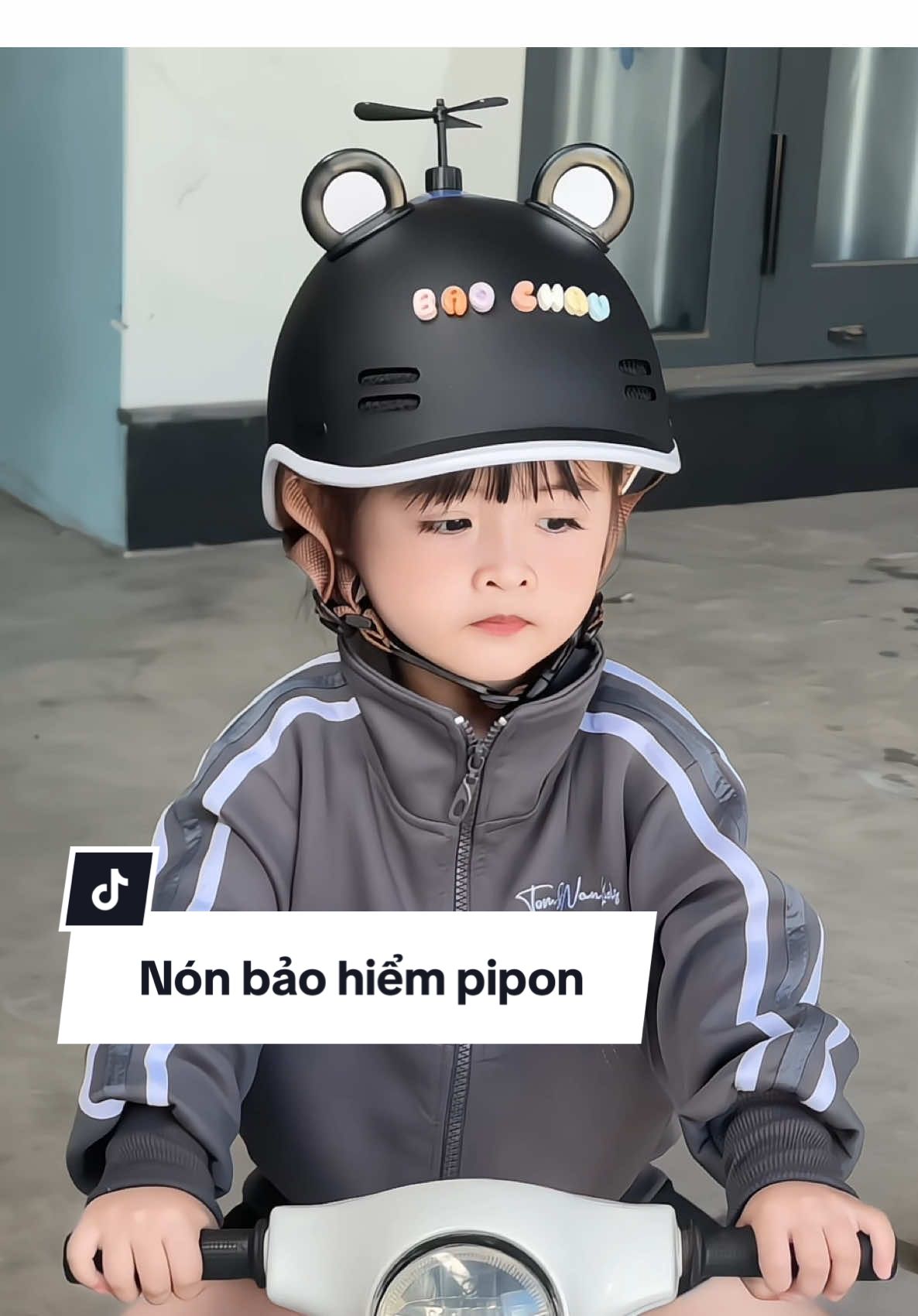 Cứ nghĩ màu đen không xinh mà lại xinhh không tưởng… xịn dã man #embun #nonbaohiempipon #nonbaohiem #nonbaohiemchobe #nonbaohiemcokinh 