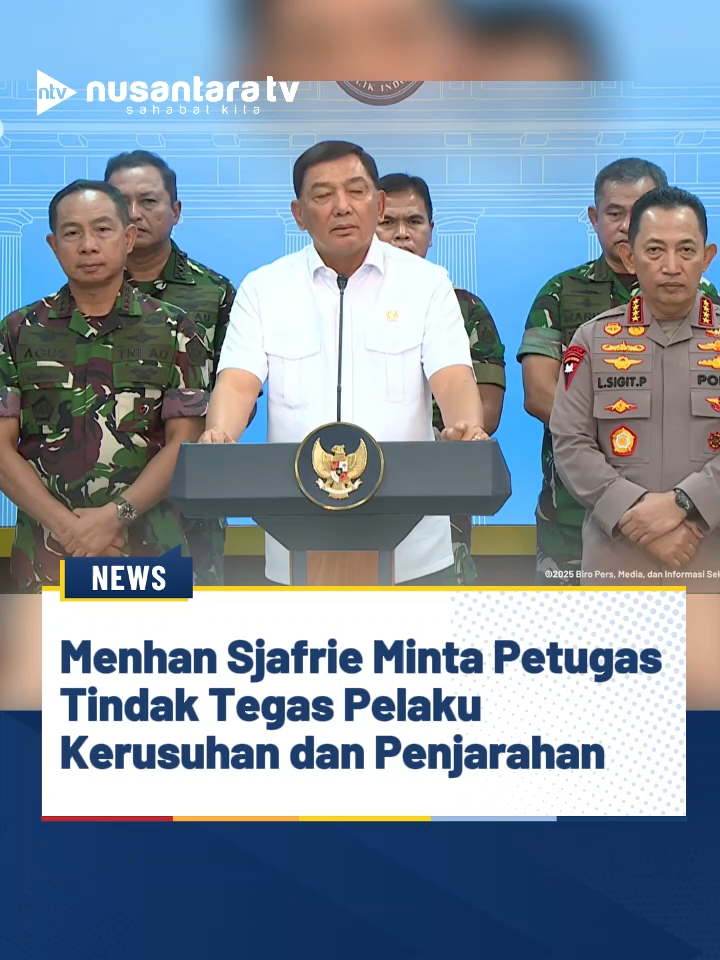 Menteri Pertahanan (Menhan) Sjafrie Sjamsoeddin menegaskan aparat keamanan tidak boleh ragu menindak tegas aksi penjarahan yang menyasar kediaman pejabat negara. “Apabila terjadi hal-hal yang menyangkut soal keselamatan pribadi maupun pemilik rumah pejabat yang mengalami penjarahan, maka petugas tidak ragu-ragu untuk mengambil tindakan tegas,” ujar Menhan dalam konferensi pers di Istana Negara, Minggu (31/8/2025). Konferensi pers tersebut turut dihadiri Kapolri Jenderal Listyo Sigit Prabowo dan Panglima TNI Jenderal Agus Subianto. Menhan menegaskan, seluruh tindak kriminal, termasuk perusakan fasilitas umum maupun harta benda pribadi, akan diproses sesuai hukum yang berlaku. (en) #presidenprabowo #TNI #POLRI #menhanRI #nusantaratv #nusantaratvsahabatkita