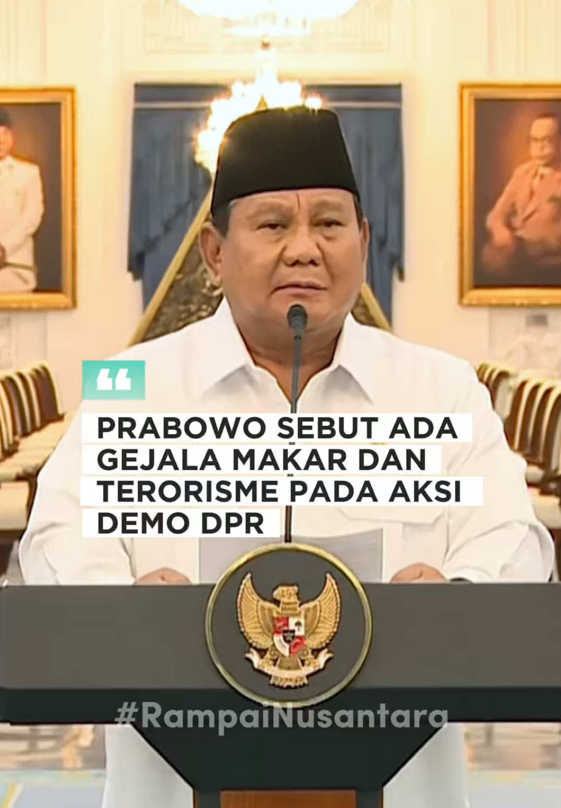 Prabowo Tanggapi Kerusuhan dan Penjarahan Saat Aksi Demo, Sebut Ada Gejala Makar dan Terorisme Presiden Prabowo Subianto mengumpulkan para ketua umum partai politik di Istana Negara, Minggu (31/8/2025). Langkah Prabowo ini untuk berdiskusi dengan para ketua umum partai politik dan pimpinan DPR dan MPR menyikapi kondisi negara belakangan ini yang dilanda berbagai kerusuhan dan aksi penjarahan.  Tampak hadir Ketua MPR Ahmad Muzani, Ketua DPR RI Puan Maharani dan Ketua DPD RI Sultan Najamudin. Selain itu, hadir Ketua Umum PDIP Megawati Soekarnputri, Ketum PAN Zulkifli Hasan, Ketum NasDem Surya Paloh. Hadir pula Ketum Golkar Bahlil Lahadalia, Wakil Ketum Partai Demokrat Edi Baskoro Yudhoyono.  Hadir pula Sekjen PKS saat ini adalah Muhammad Kholid, Ketum PKB Muhaimin Iskandar. Kami menghormati kebebasan berpendapat seperti diatur dalam United Nations International Covenant on Civil and Political Rights pasal 19, dan UU 9 tahun 1998. Penyampaian aspirasi dapat dilakukan secara damai, namun jika dalam pelaksanaannya ada aktivitas anarkis, merusak fasilitas umum, sampai adanya korban jiwa; mengancam dan menjarah rumah-rumah dan instansi-instansi publik, maupun rumah-rumah pribadi, hal itu merupakan pelanggaran hukum dan negara wajib hadir dan melindungi rakyatnya. Para aparat yang bertugas harus melindungi masyarakat, melindungi fasilitas umum yang dibangun dengan uang rakyat. Sekali lagi, aspirasi murni yang disampaikan harus dihormati. Hak untuk berkumpul secara damai harus dihormati dan dilindungi. Namun kita tidak dapat pungkiri bahwa ada gejala tindakan-tindakan melawan hukum; bahkan ada yang mengarah pada makar dan terorisme. #keteranganpersprabowo #prabowo #prabowosubianto #presidenprabowo #tunjangandpr                   
