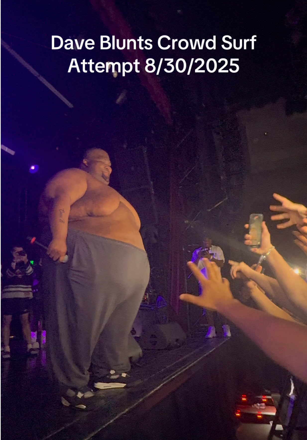 Dave’s crowd surf attempt at his LA show tonight 8/30/2025 #daveblunts #davebluntsthegoat #icantputdownthecup #cantputdownthecup #fyp @Dave Blunts 