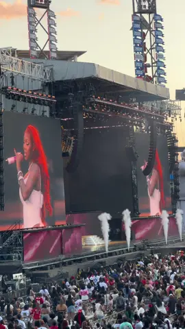 That mic was onnn 🩷  #summerwalker #chrisbrownofficial #chrisbrownconcert #atlanta #breezybowlxx 