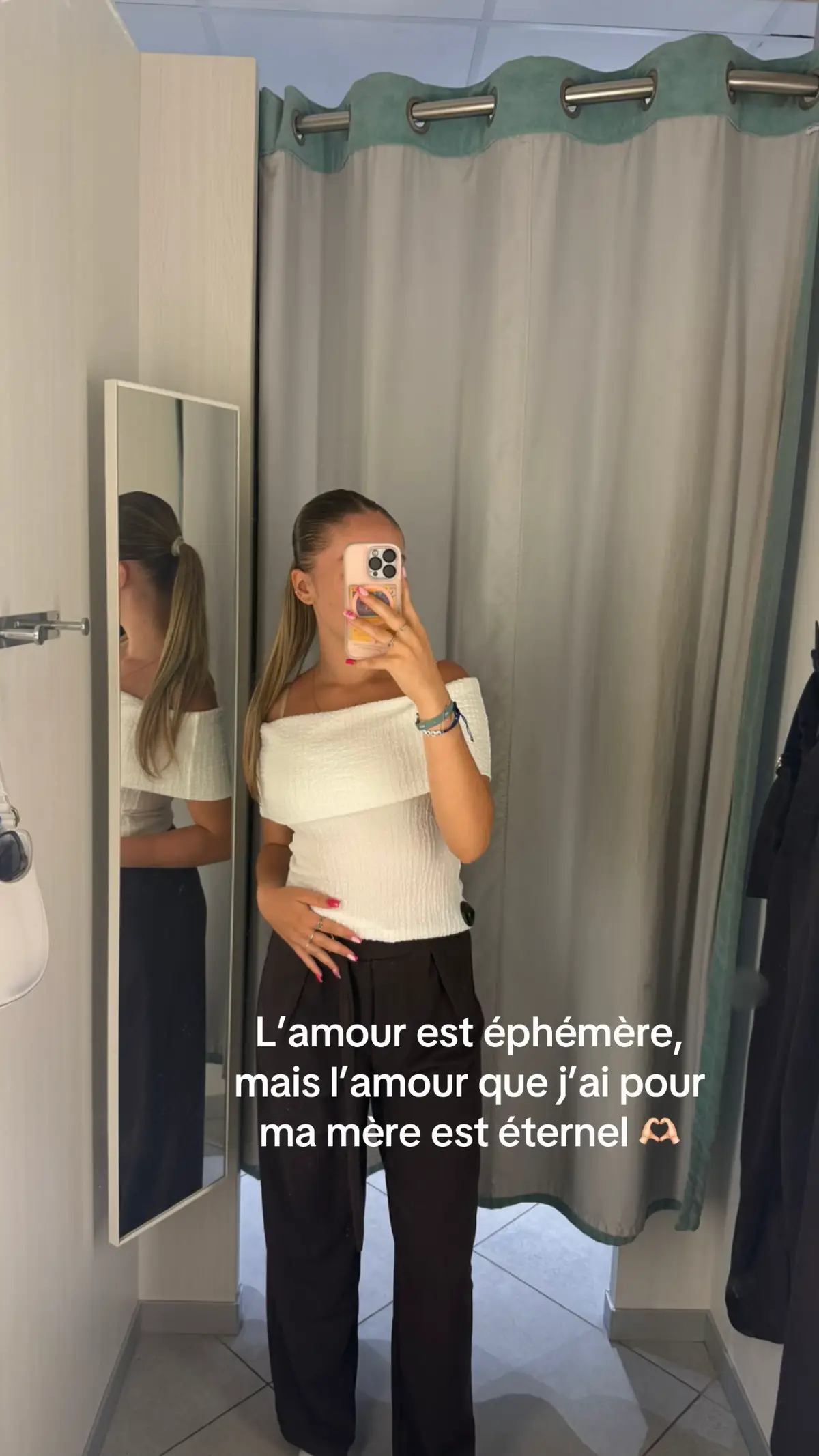 La personne la plus précieuse à mes yeux, celle qui est toujours là pour moi, celle qui sèche mes larmes de crocodile lors de rupture ou celle qui sèche mes larmes de rires lors de grands fous rires. Je l’aime énormément 🫶🏻 #maman #pourtoi #fyp 