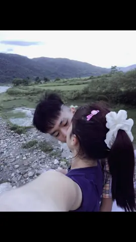 Tình YÊU? Tình yêu không phải là những lời hứa hẹn ngọt ngào trong phút giây đấy đắm,mà là sự kiên nhẫn,thấu hiểu và bao dung trong những ngày giông bão .Yêu không phải là lúc nào cũng là những cái nắm tay hay những ánh mắt đắm say,mà là khi cả hai lựa chọn ở lại,cùng nhau vượt qua những ngày không hoàn hảo .Thế giới có giọng lớn và nhiều lựa chọn,nhưng khi ta thật lòng yêu một người thì chỉ cần 1 ánh mắt 1 nụ cười,cũng đã làm cả vũ trụ ngoài kia chở nên thừa thãi.Tình yêu đẹp không phải là tình yêu khiến ta choáng ngợp,mà là tình yêu khiến ta bình yên…#tinhyeu #xuhuong #xuhuongtiktok 