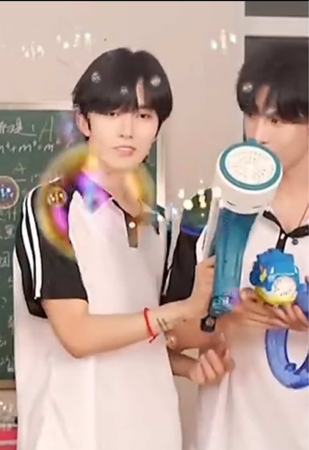 ยอมหมด ยอมหมดจริงๆ ปืนฉีดน้ำก็ยกให้ น้ำก็หยิบให้ ไหนจะดูแลดีทุกระดับประทับใจอีก ภูมิใจในตัวหวงซิงมากพูดจริง #ซิงชิว #Xingqiu #DesireTheSeries #huangxing #QiuDingJie 