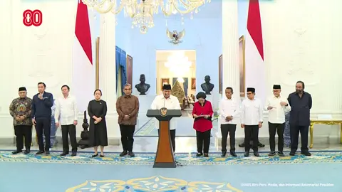Pernyataan resmi Bapak Presiden Prabowo Subianto setelah berdiskusi dengan para pemimpin partai politik, Ketua DPR RI, dan Ketua MPR RI di Istana Negara, hari ini. Presiden memastikan negara menghormati dan terbuka terhadap kebebasan penyampaian pendapat dan aspirasi yang murni dari masyarakat, namun meminta pelaksanaannya berjalan dengan tertib sesuai koridor hukum yang berlaku. Tidak menjarah, tidak anarkis yang dapat merugikan kepentingan publik dan negara. Presiden menegaskan akan selalu meningkatkan kinerja pemerintah, dan meminta semua KL menerima masukan-masukan, koreksi-koreksi secara langsung. Pemerintah bertekad untuk selalu memperjuangkan kepentingan rakyat. Aspirasi publik yang mengemuka seperti transparansi penegakan hukum terhadap tujuh personel kepolisian, pencabutan sejumlah kebijakan DPR serta para anggota dewan yang menuai reaksi masyarakat, dipastikan telah ditindaklanjuti. Mari kita jaga persatuan nasional. Indonesia di ambang kebangkitan. Jangan mau kita diadu domba. Semangat nenek moyang kita adalah gotong royong. Mari kita bergotong royong menjaga lingkungan kita, keluarga kita, negara kita. #PanganBiru #2025KKPRiseTogether #EkonomiBiruUntukIndonesiaEmas #SaktiWahyuTrenggono #kkpgoid 