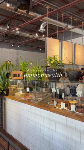 Let’s grab some delicious breakfast at commonwealth in Birmingham 🍳 #michigancheck #fyp #foodvlogger #detroitfoodie #foodinfluencer 