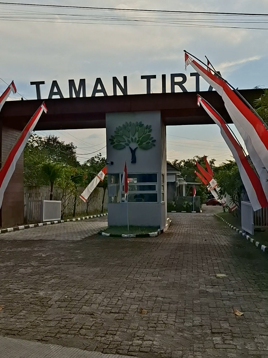 Dijual lahan yg diapit 2 perumahan,ada 3 SHM luas total 8538m².Hrg 700rb/m.Lokaksi Ds.Guworejo Kec.Karangmalang Kab.Sragen. - Lahan datar siap bangun - Cocok untuk perumahan atau hunian pribadi - Samping Perum Taman Tirta dan Griya Utami Permai - Lahan sudah kering atau SHM pekarangan WA 0857 2779 6313 #hobimakelar #hobimakelarsragen #lahankering #lahanpekarangan #sragen 