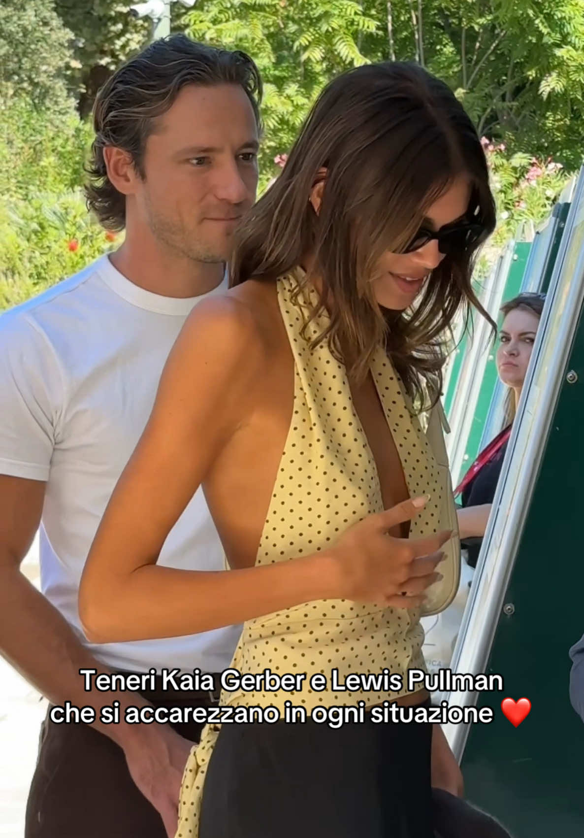 #KaiaGerber e #LewisPullman super coccoloni a Venezia! #venezia82 #venicefilmfestival #couplegoals 