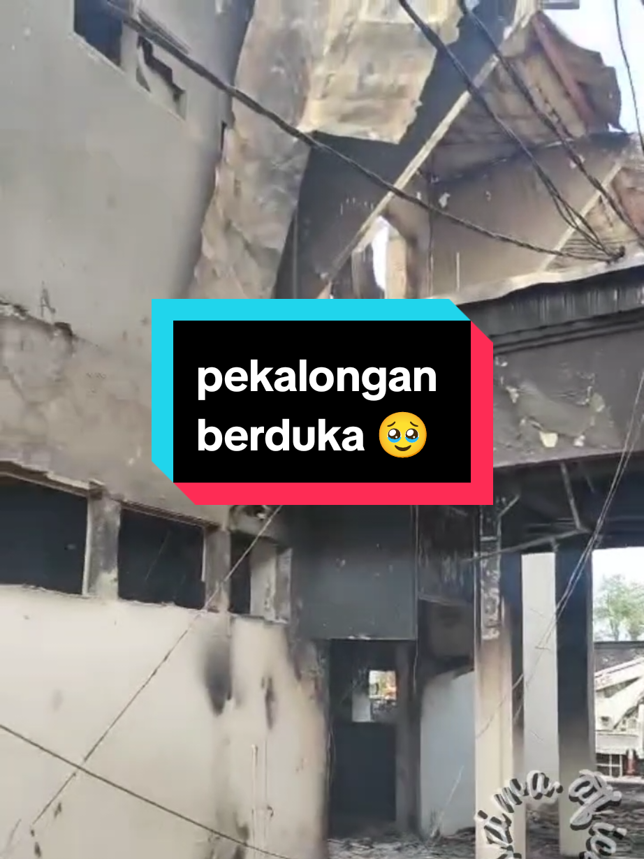 ya ampun....aku sudah tidak bisa datang lagi untuk bekerja disana 10th sudah menemaniku 🥹 skrg malah tdk ada wujudnya lagi...memang sudah jd kenangan terindahku 😌 #pekalongan #dprd #demodpr #kebakarangedungdpr #kotabatik 