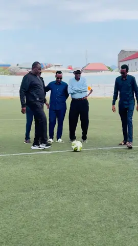 Agaasimaha guud ee Wasaarada Ciyaaraha & Guddoomiye XSKCagta Mudane Cali Shiine oo si rasmi ah u daah furay Horyaalka heerka labaad ee Division one #Qaranka #SFF #CAF 