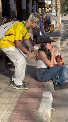 Ela até me emprestou o chapéu, foi legal fazer amizade com ela. 