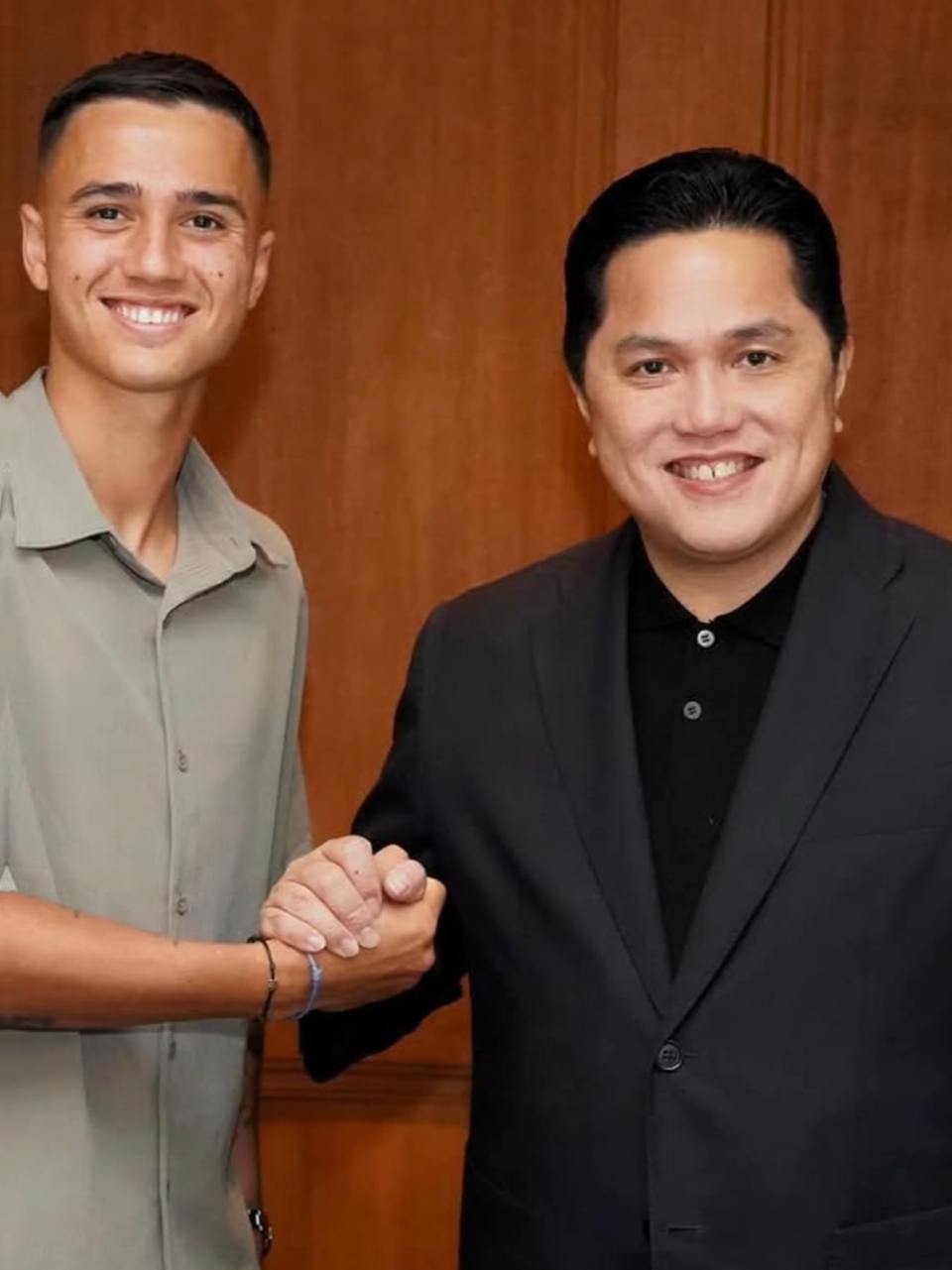 Eliano Reijnders belum ada 1 tahun menjadi WNI namun sudah membuat keputusan masuk ke Liga Indonesia bersama Persib Bandung. Usianya masih muda dan ia sebenarnya juga terikat kontrak dengan PEC Zwolle sampai 2027 #timnas #sepakbola #timnasindonesia #football 