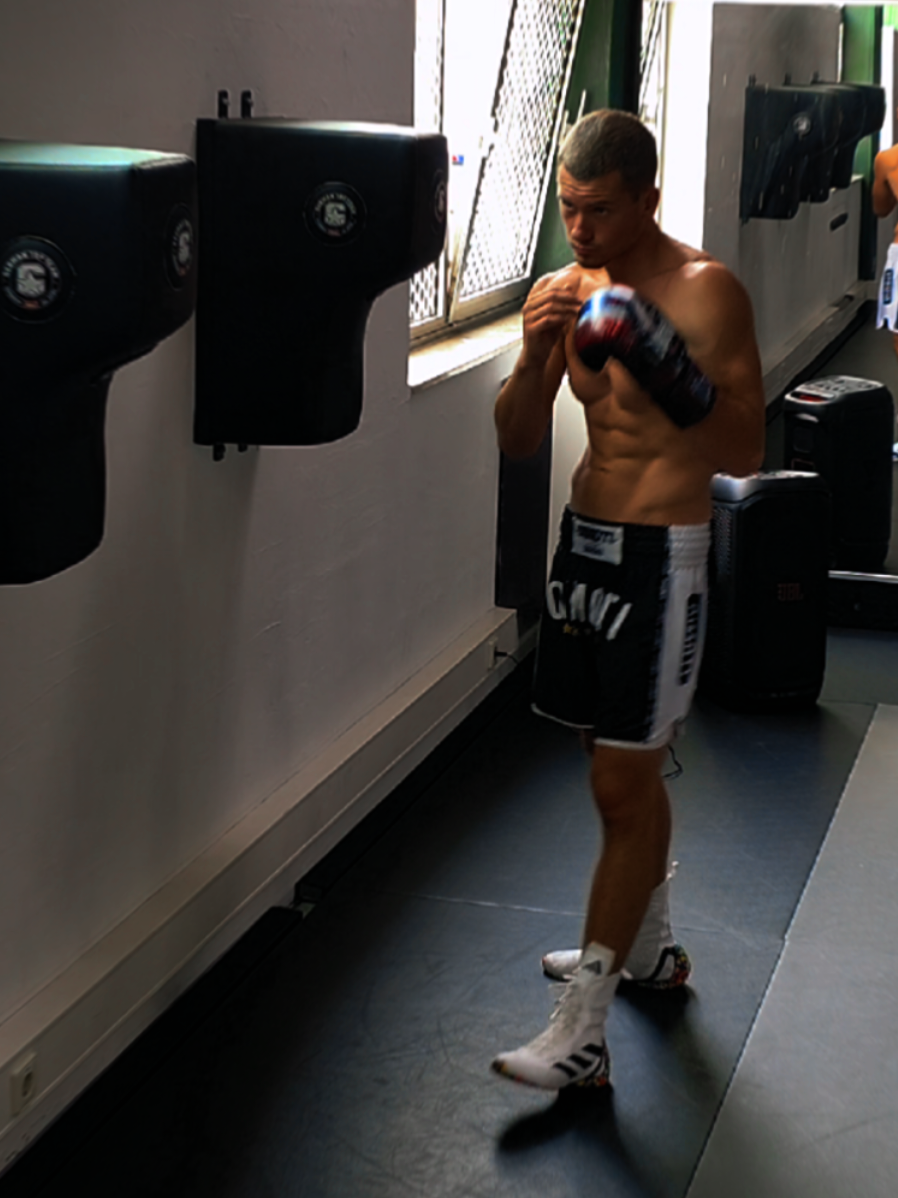 Drilling the left hand into the wallbag.🥊🔥 #boxing🥊 #boxingtraining #boxingtechnique 